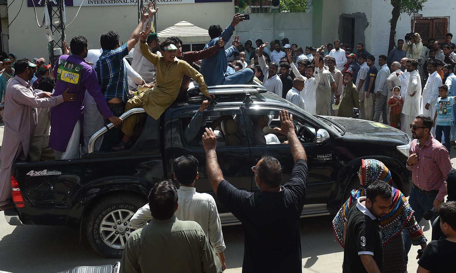 پولنگ کے دوران پاکستان مسلم لیگ نواز اور پی ٹی آئی کے کارکنوں میں ہاتھا پائی ہوئی—فوٹو:اے ایف پی
