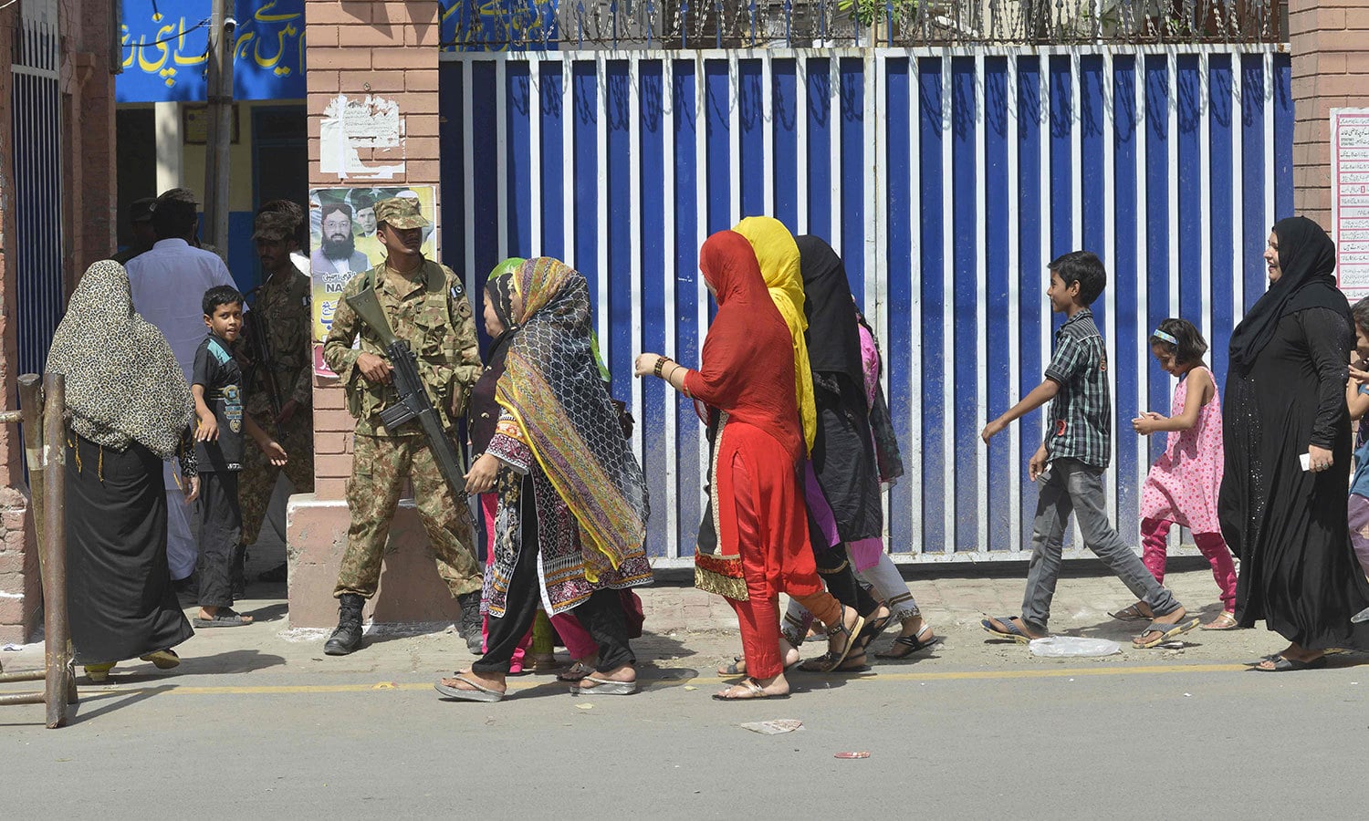 ضمنی انتخاب کے لیے سیکیورٹی کے سخت انتظامات کیے گئے تھے—فوٹو:اے ایف پی