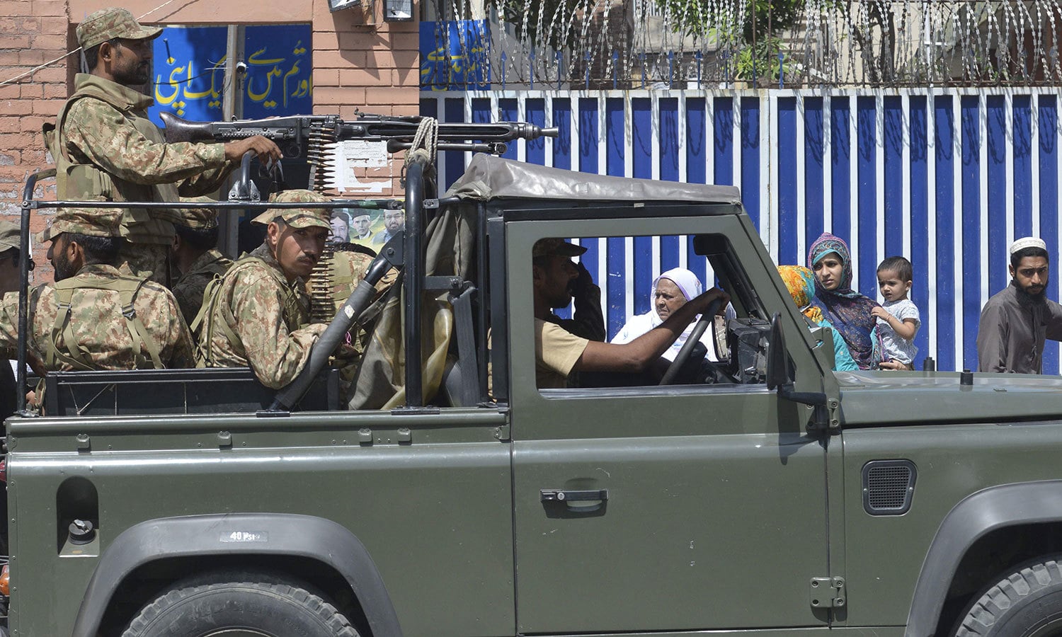 سیکیورٹی کے لیے پولیس اور رینجرز کے علاوہ پاک فوج کے جوان بھی تعینات کیے گئے تھے—فوٹو: اے ایف پی