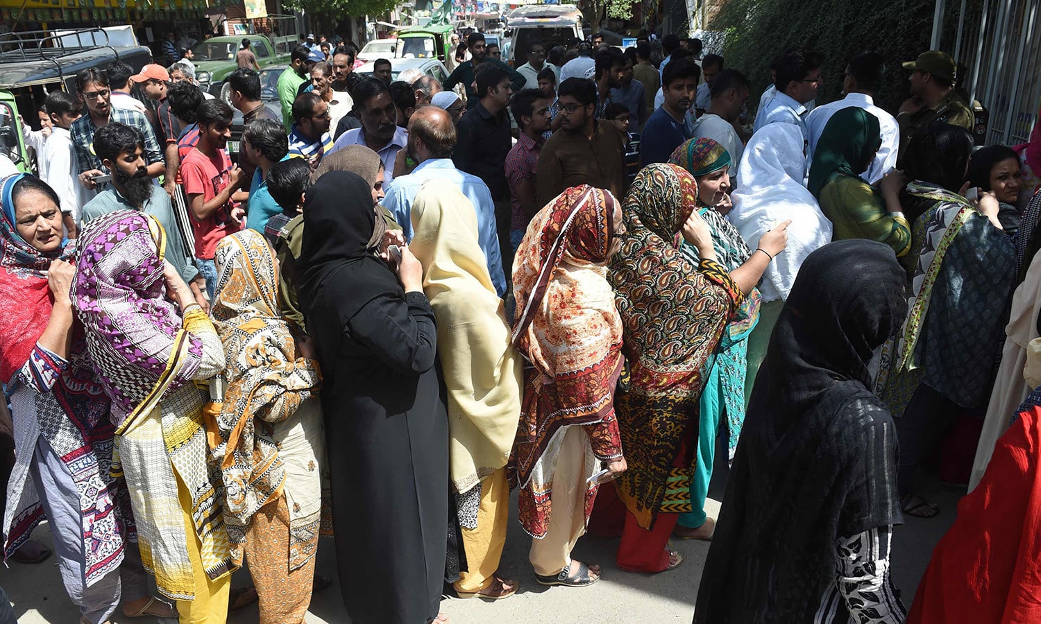 لاہور میں ضمنی انتخاب کے دوران گہما گہمی کا ماحول تھا جہاں بڑی تعداد میں ووٹ ڈالے گئے—فوٹو: اے ایف پی