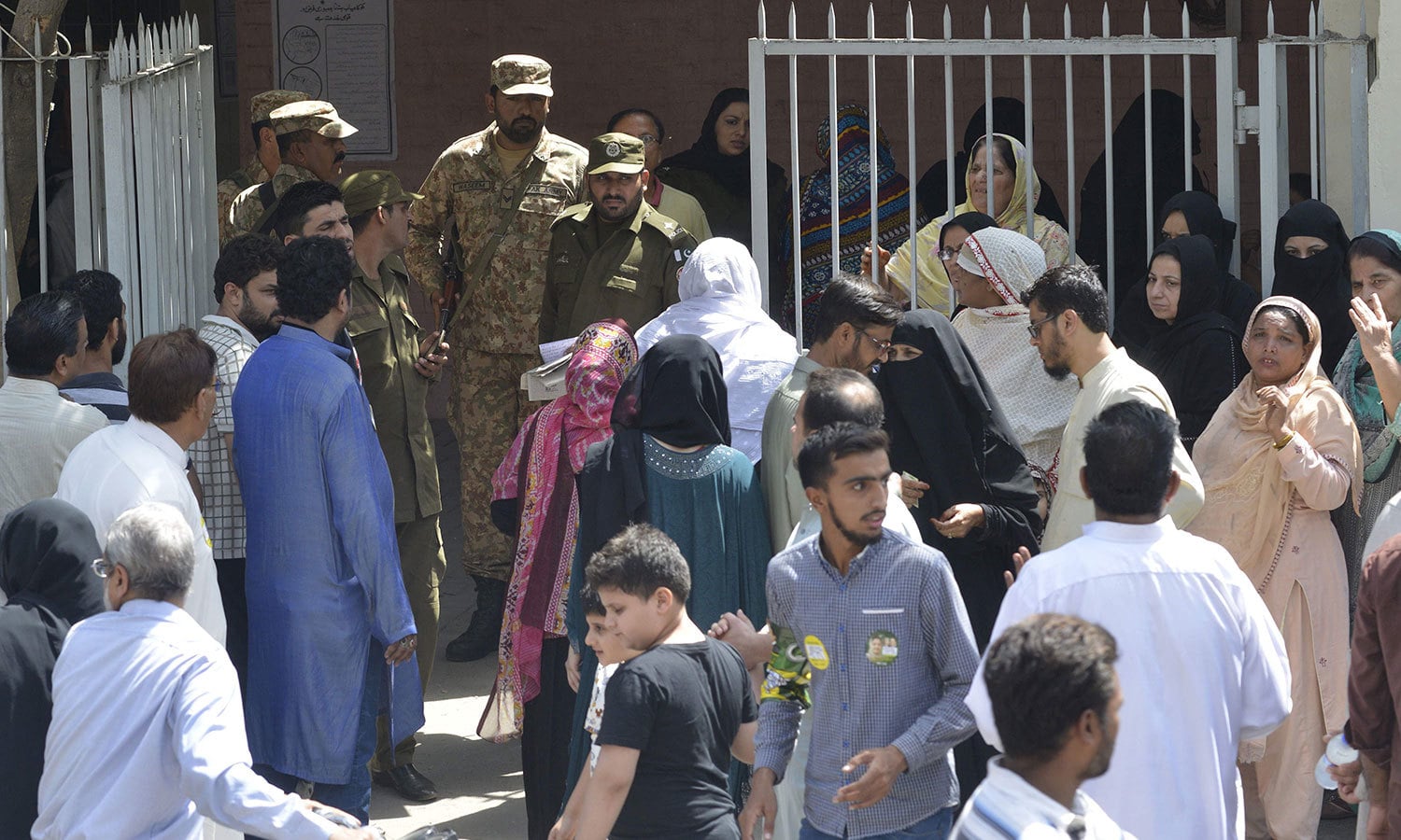 غیرحتمی نتائج کے مطابق کلثوم نواز نے این اے 120 کی نشست جیت لی—فوٹو: اے ایف پی