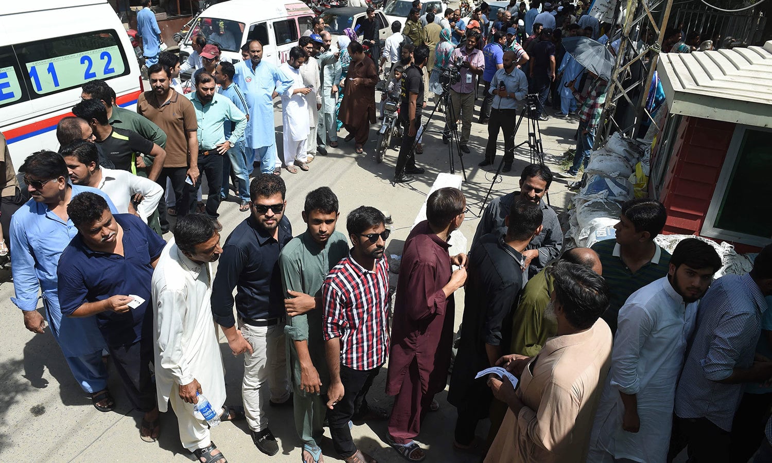 این اے 120 کی نشست سابق وزیراعظم نواز شریف کی نااہلی کے بعد خالی ہوئی تھی—فوٹو: اے ایف پی