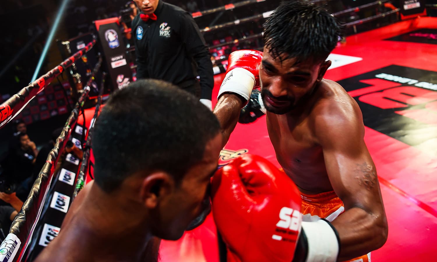 Boxer Venkat Naik (L) with the Bahubali Boxers is punched by Maratha Yoddhas' Sandeep Singh during a Super Boxing League event in New Delhi.&mdash; AFP