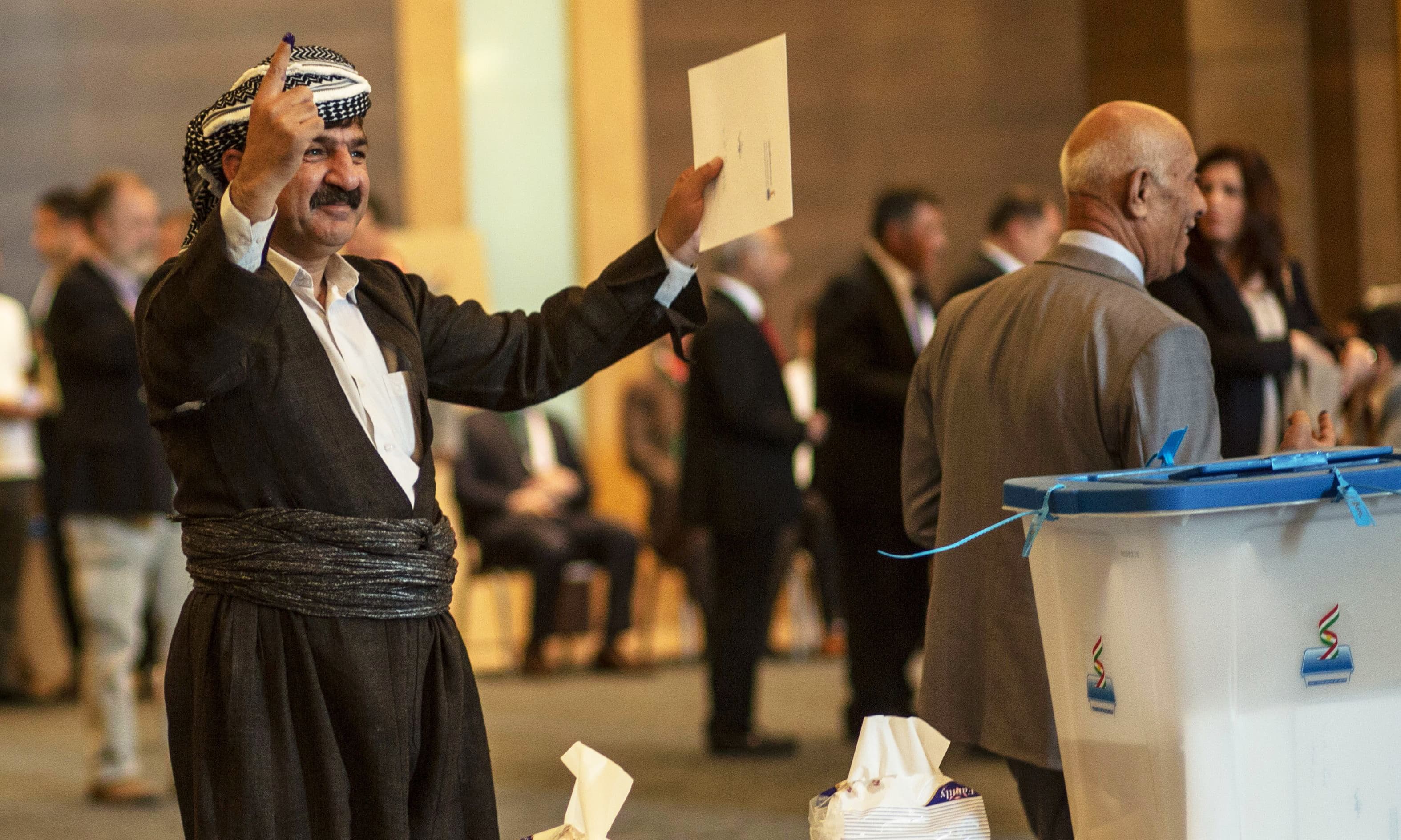 An officials of Kurdistan Regional Government (KRG) shows his ink-stained finger after casting his vote in the Kurdish independence referendum at a hotel in Arbil on September 25, 2017. 
Iraqi Kurds voted in an independence referendum, defying warnings from Baghdad and their neighbours in a historic step towards a national dream. / AFP PHOTO / Emily IRVING-SWIFT AND AHMED DEEB &mdash; AFP or licensors