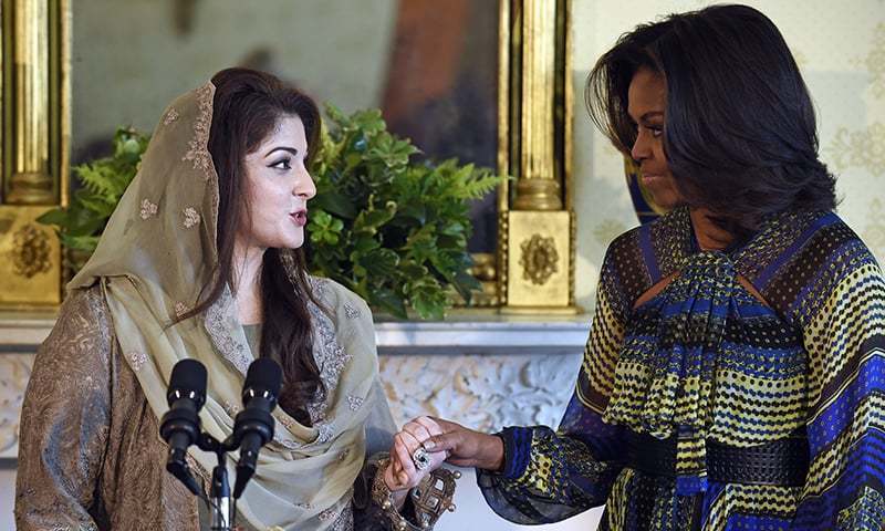سابق امریکی خاتون اول  مشعل اوباما اور مریم نواز کی اکتوبر 2015 میں وائٹ ہاؤس میں لی گئی ایک تصویر&mdash;۔فائل فوٹو/ اے پی