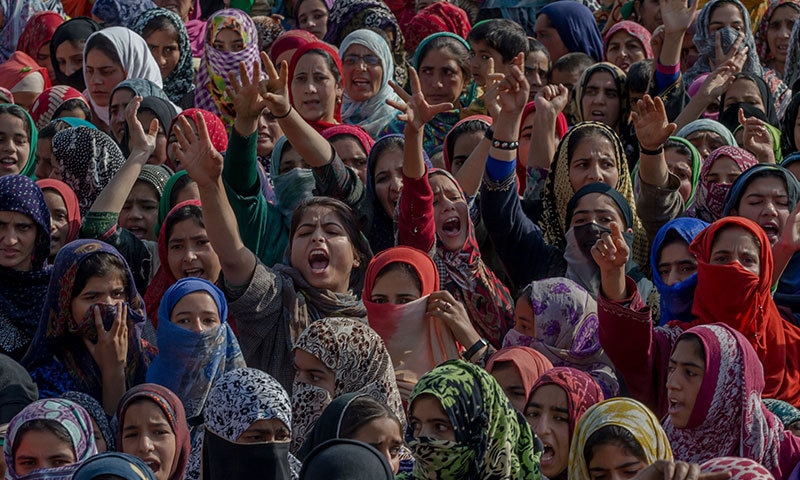 نوجوانوں کی ہلاکت پر ہزاروں افراد نے احتجاج کیا&mdash;فوٹو:اےپی