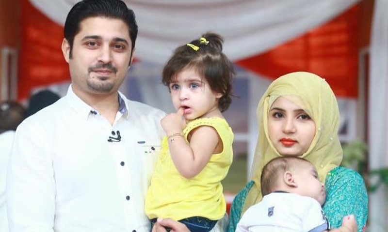 بابر خان اپنی دوسری اہلیہ بسمہ اور بچوں کے ساتھ &mdash;فوٹو بشکریہ/جیو فیس بک پیج