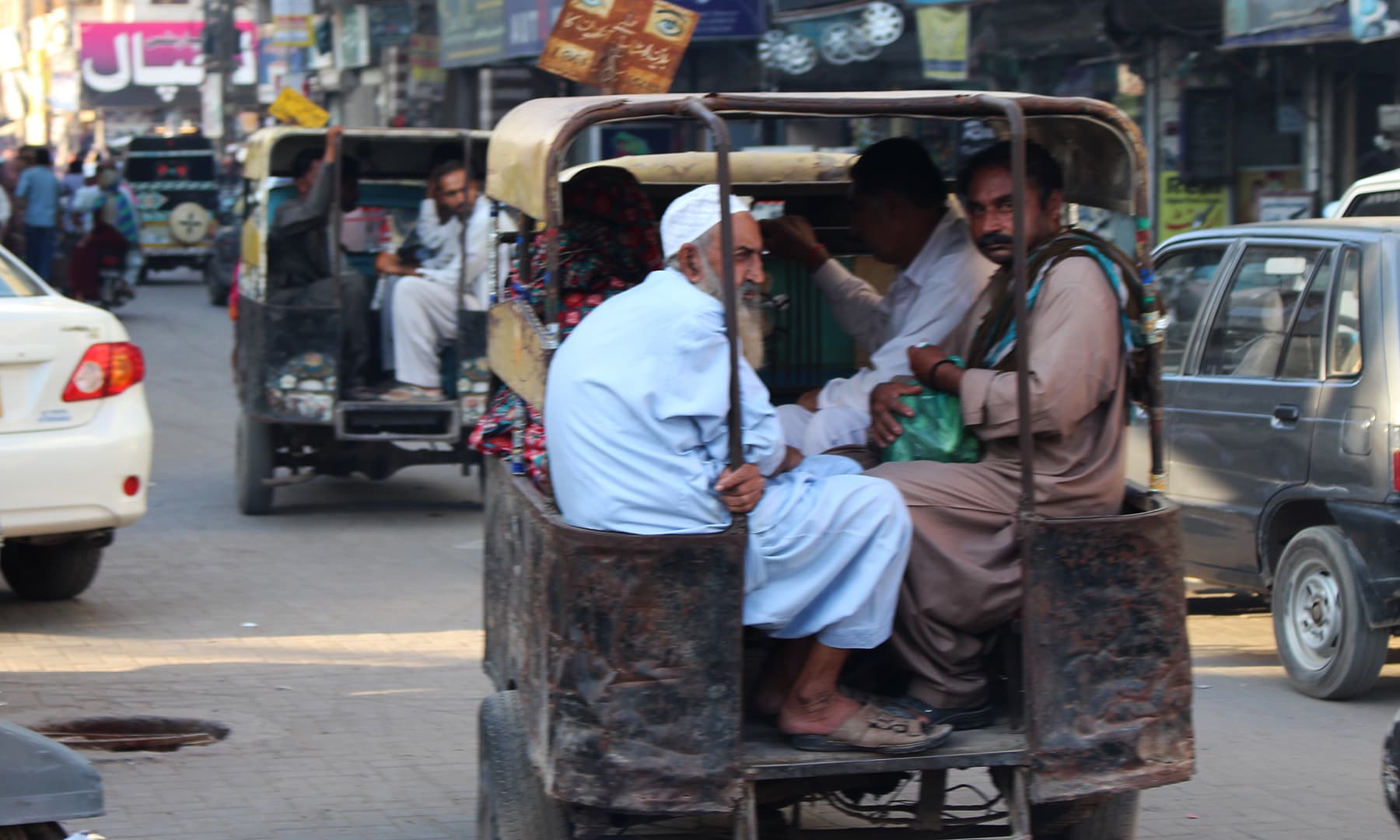 فورسیٹر صرف نام کا ہی فور سیٹر ہے کیونکہ اس منی ٹیکسی میں پھنس پھنسا کر 10 افراد بیٹھتے ہیں بلکہ بٹھائے جاتے ہیں&mdash;تصویر نبیل ابڑو