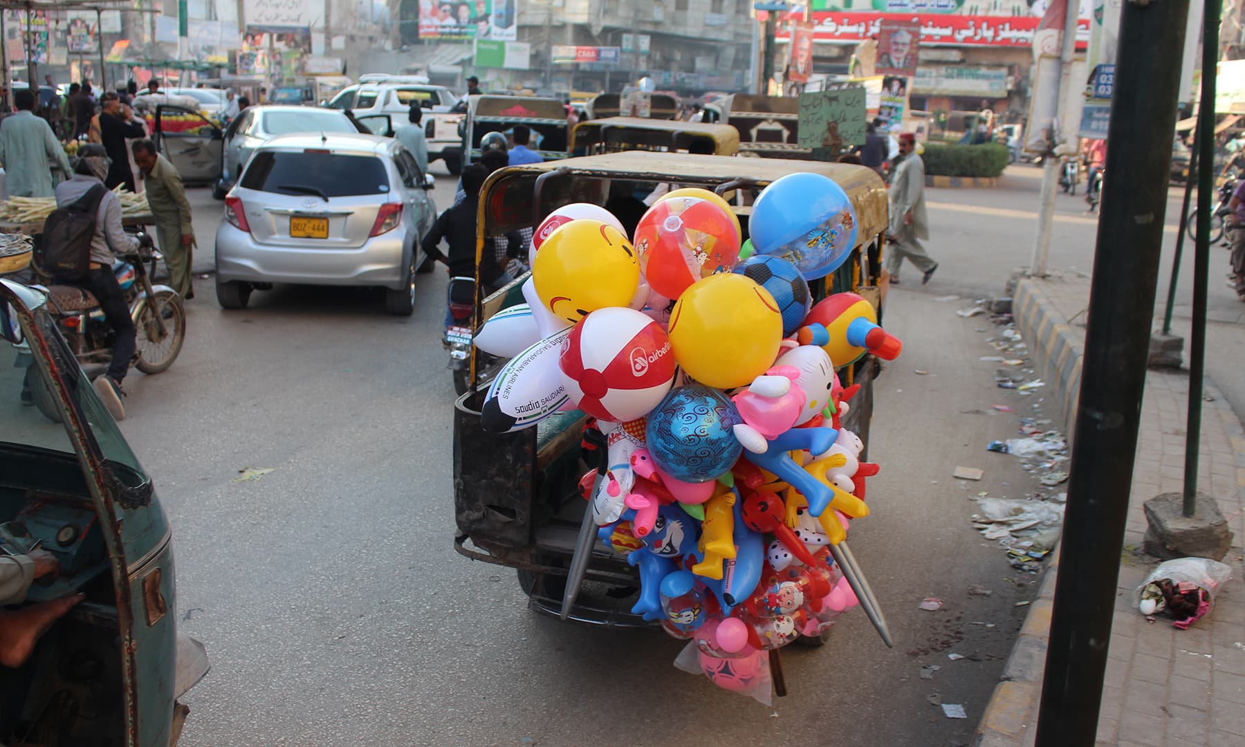 فور سیٹر منی ٹیکسی ضرور ہے لیکن بقول ایک مسافر ڈرائیور سمجھتے ہیں کہ ان کے پیچھے ٹرک جتنی جگہ ہے&mdash;تصویر نبیل ابڑو
