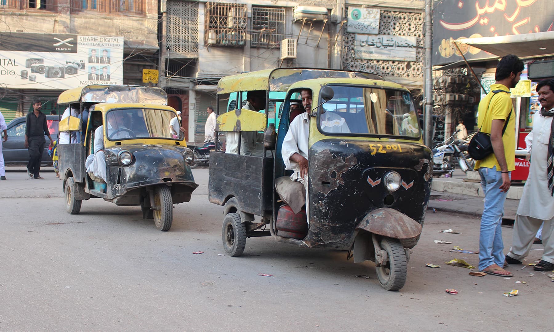 فور سیٹرز شہر میں ماحولیاتی آلودگی کی ایک بڑی وجہ بن رہے ہیں&mdash;تصویر نبیل ابڑو