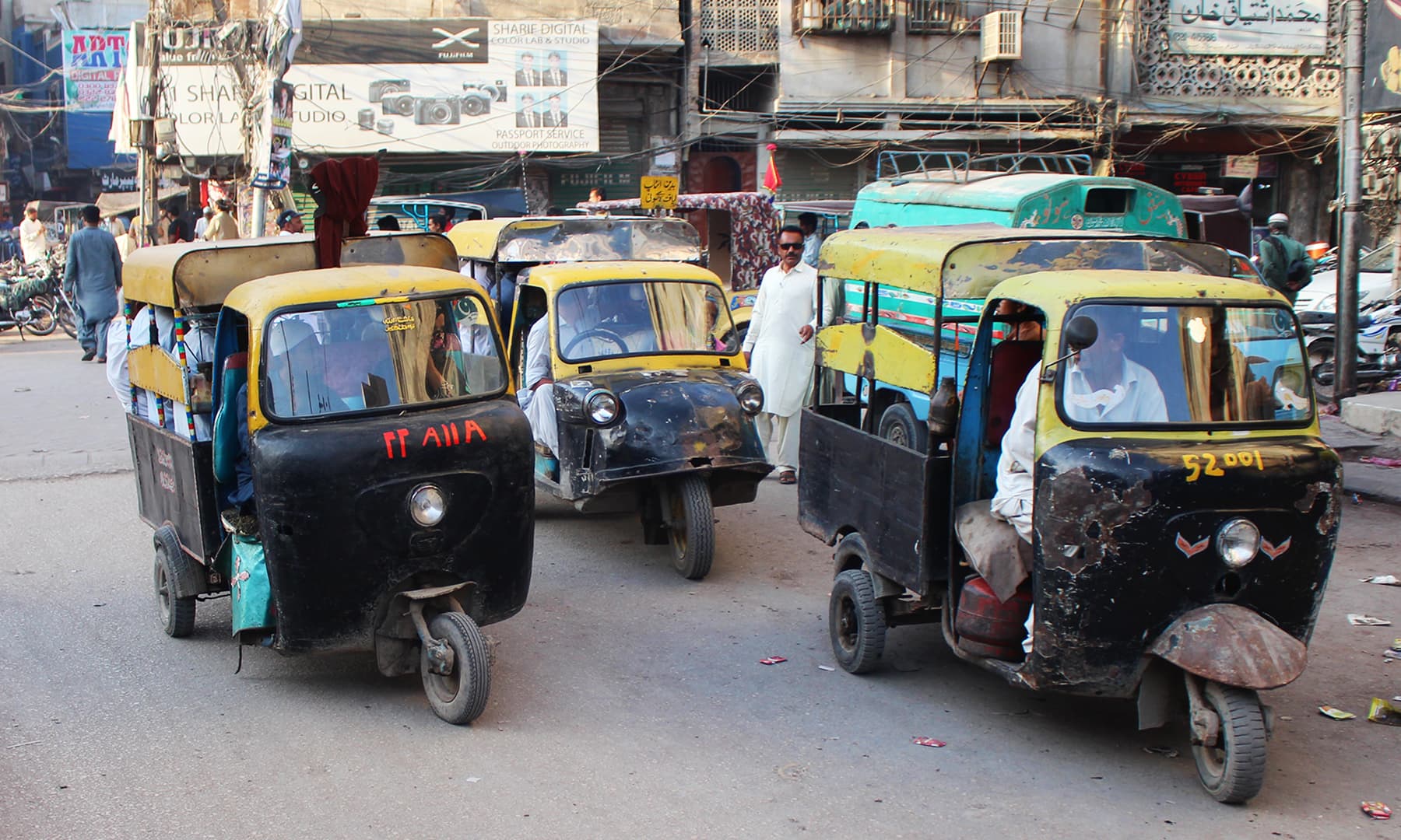 فور سیٹر حیدرآباد کی سستی ترین سواری ہے&mdash;تصویر نبیل ابڑو