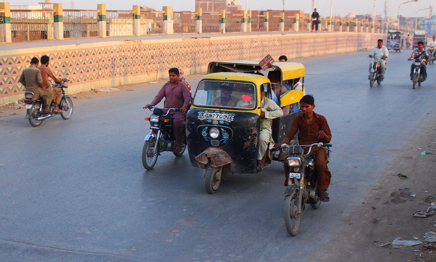 فور سیٹر کو اگر غریب کی سواری کہیں تو غلط نہ ہوگا&mdash;تصویر نبیل ابڑو