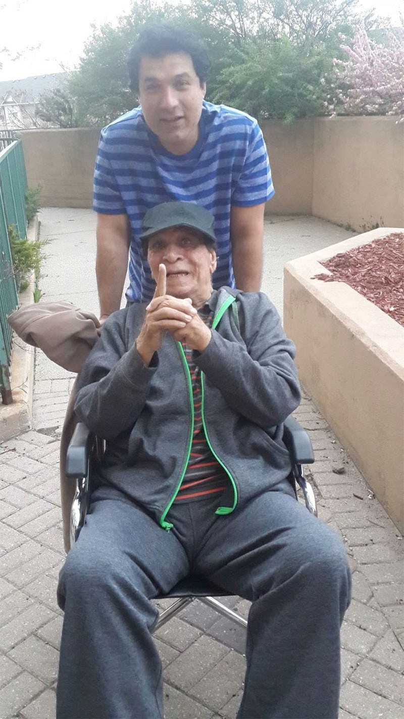 قادر خان کے بیٹے سرفراد کا کہنا ہے کہ ان کے والد کینیڈا میں کافی خوش ہیں &mdash;۔