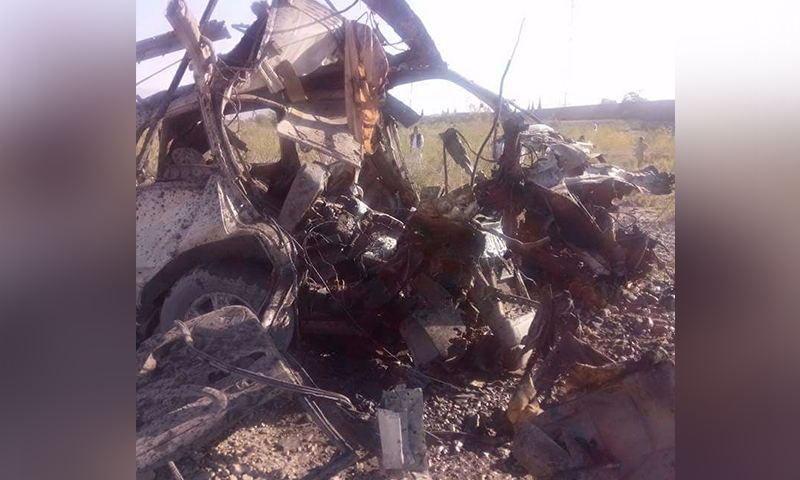 دھماکے میں اے این پی رہنما کی گاڑی مکمل تباہ ہوگئی&mdash; فوٹو: ڈان نیوز