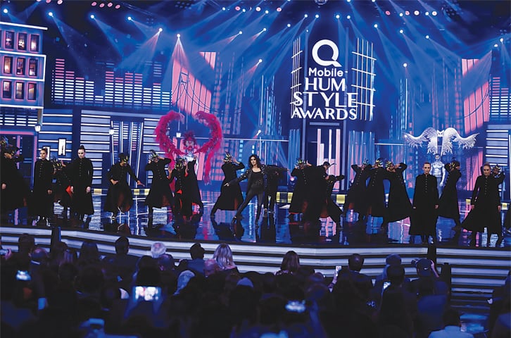 Saba Qamar&rsquo;s spunky opening act,&nbsp;where she&nbsp;sang and gyrated&nbsp;to &lsquo;Bang, Bang,&nbsp;loag&nbsp;star bun jaatay hain&rsquo;, deriding the&nbsp;self-obsessed&nbsp;ways of the entertainment world, set the evening&nbsp;off&nbsp;to a promising start | Photos: Haris & Ahsan