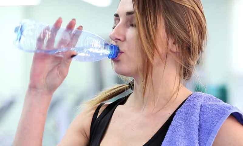 خواتین کو یومیہ 6 گلاس سے زائد پانی پینا چاہیے—فوٹو: شٹر اسٹاک خواتین کو یومیہ 6 گلاس سے زائد پانی پینا چاہیے—فوٹو: شٹر اسٹاک