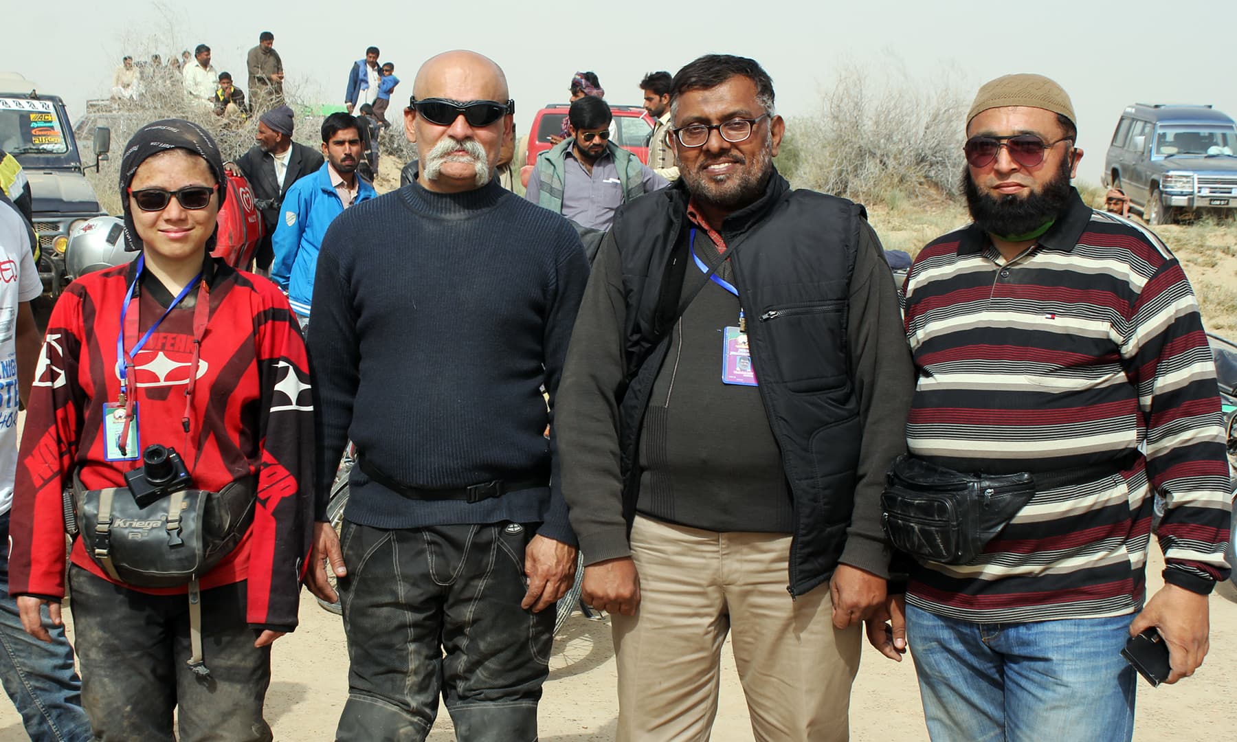 لکھاری دیگر بائیک ٹؤرسٹ کے ہمراہ—تصویر عبیداللہ کیہر