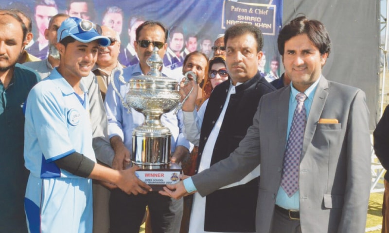 QUETTA: Chief guest Raza-ur-Rehman,president of Press Club Quetta, presenting the winners&rsquo; trophy  of Quetta Gladiators Inter-school Cricket Tournament to Workers Model School captain Khan Mohammad.