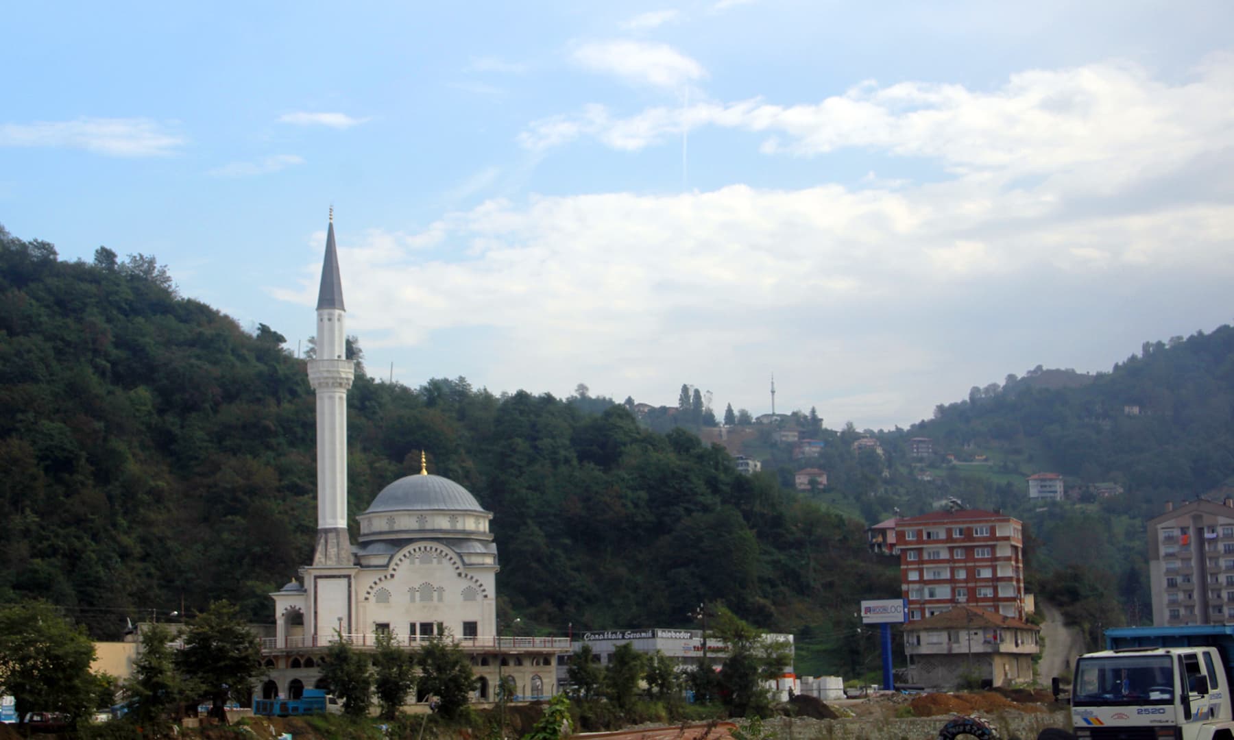 اُذن گول جھیل کے ساتھ واقع مسجد&mdash;تصویر عبیداللہ کیہر