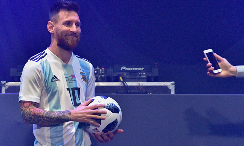 ارجنٹینا کے عالمی شہرت یافتہ اسٹار لیونل میسی تقریب رونمائی میں فٹبال کے ہمراہ&mdash; فوٹو: اے ایف پی