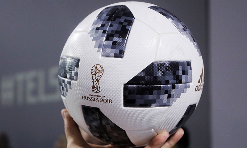 ورلڈ کپ 2018 کی آفیشل فٹبال &rsquo;ٹیلسٹار18&lsquo; &mdash; فوٹو: اے پی