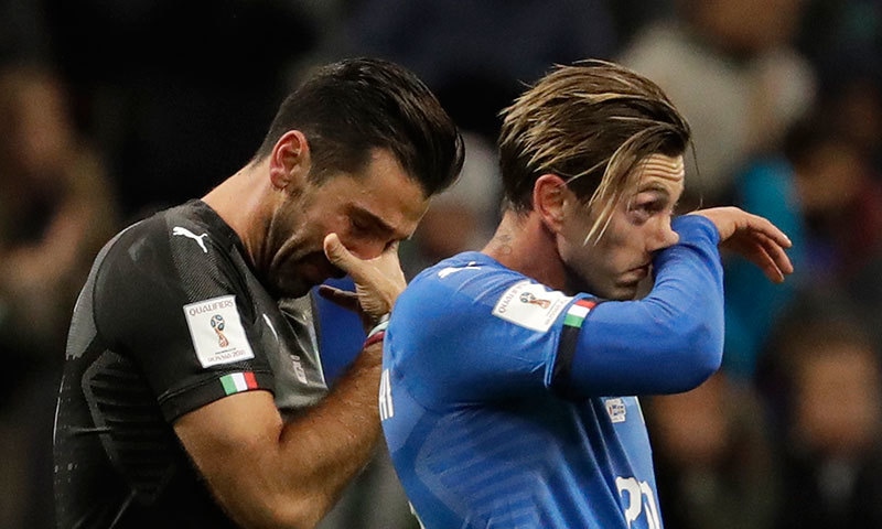 اٹلی کی ورلڈ کپ کیلئے کوالیفائی کرنے میں ناکامی پر گول کیپر اور کپتان گیالوگی بفون غمگین نظر آ رہے ہیں&mdash; فوٹو: اے پی
