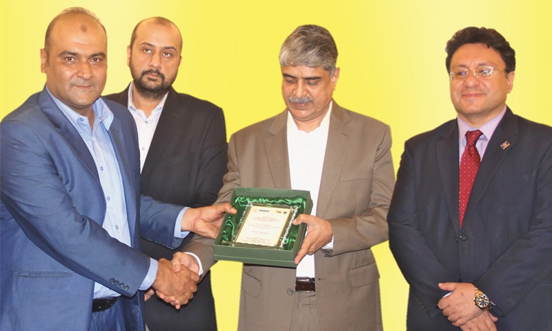 KARACHI: Provincial Sports Secretary Dr Niaz Ali Abbasi is being presented the Softball Federation of Pakistan&rsquo;s emblem by SFP secretary general Asif Azeem here on Friday. Dr Farhan Essa and SSA chairman Mohammad Ali Shah are also seen.