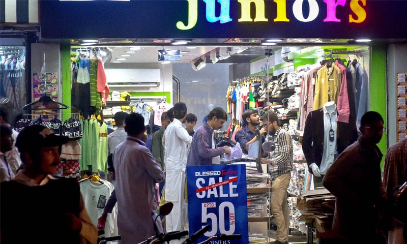 KARACHI: Buyers at a clothing shop offering discounts on Friday.—Fahim Siddiqi/White Star KARACHI: Buyers at a clothing shop offering discounts on Friday.—Fahim Siddiqi/White Star