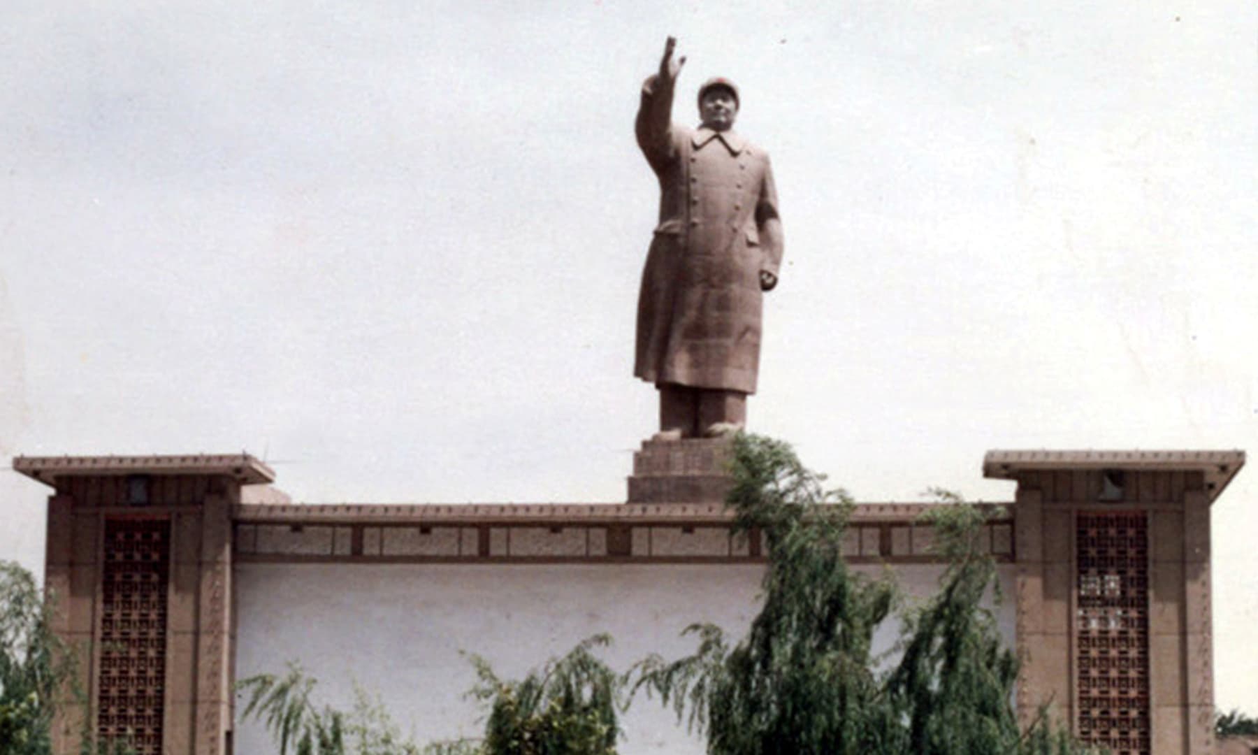 1987 میں کاشغر شہر کے اندر عکس بند کیا گیا عظیم چینی رہنما ماؤ زی تنگ کا مجسمہ&mdash; تصویر عبیداللہ کیہر