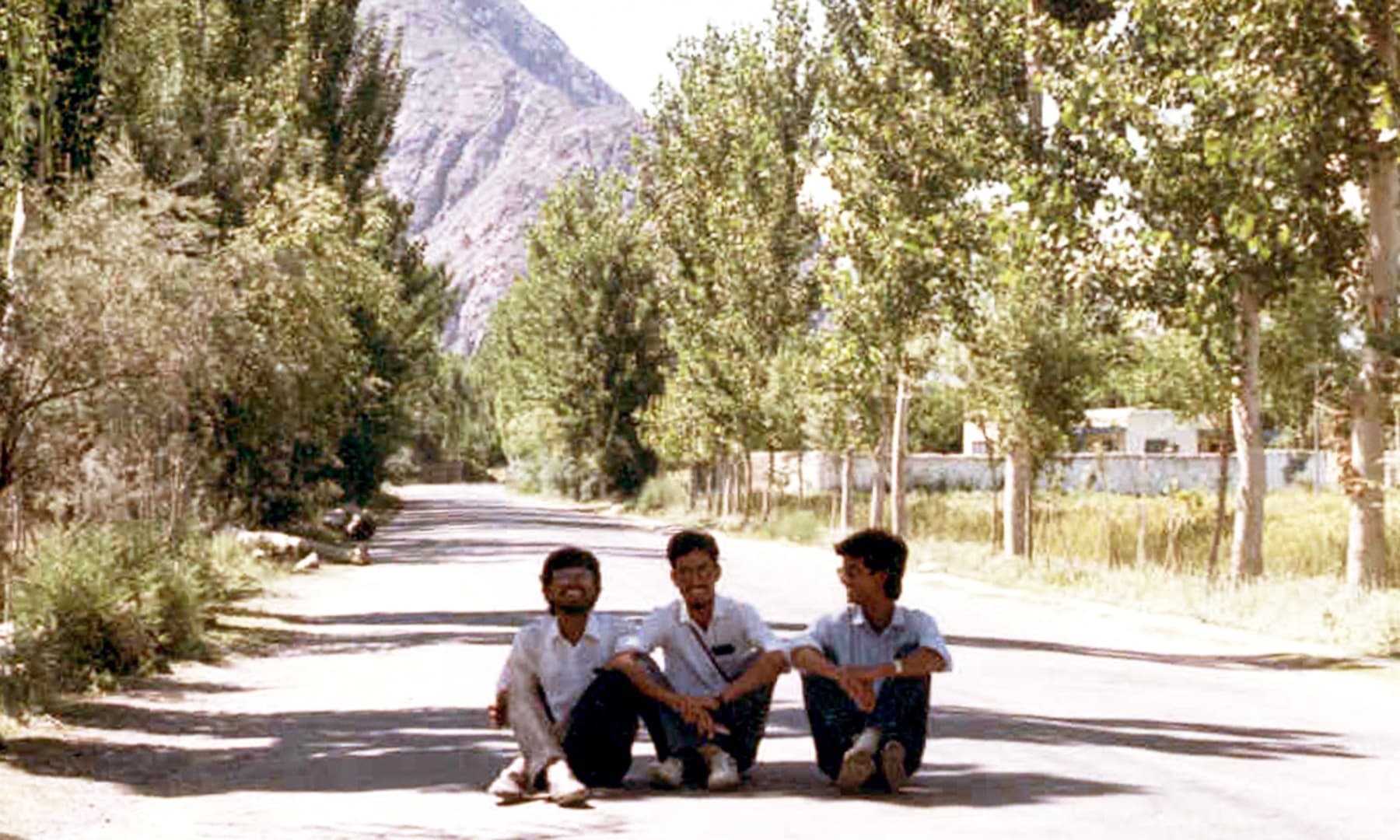 1987 میں دوستوں کے ہمراہ گلگت میں قراقرم ہائی وے پر&mdash;تصویر عبیداللہ کیہر