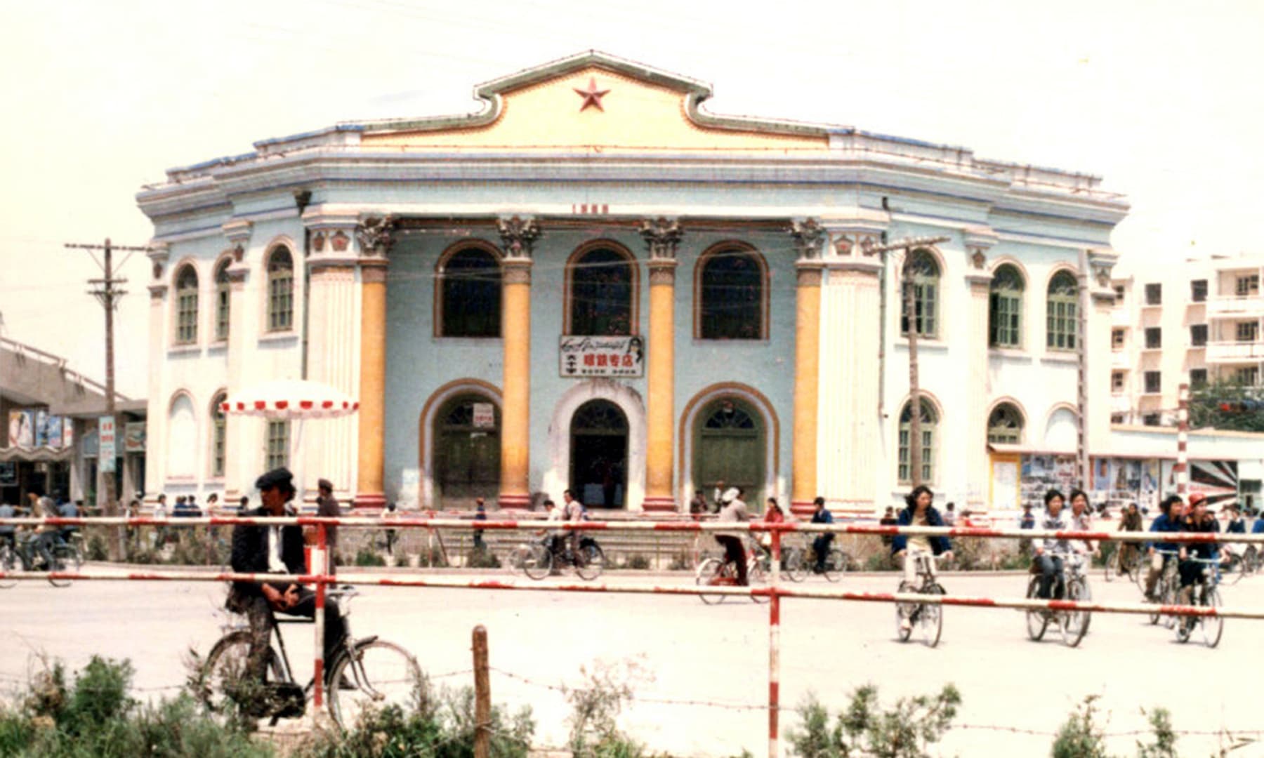 1987 میں کاشغر کی ایک سڑک&mdash;تصویر عبیداللہ کیہر