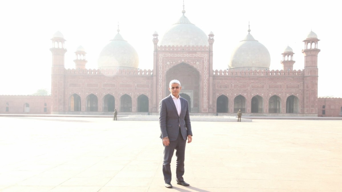 Sadiq Khan made the mandatory stop at Badshahi Masjid during his Lahore tour yesterday — Photo courtesy Lotus PR