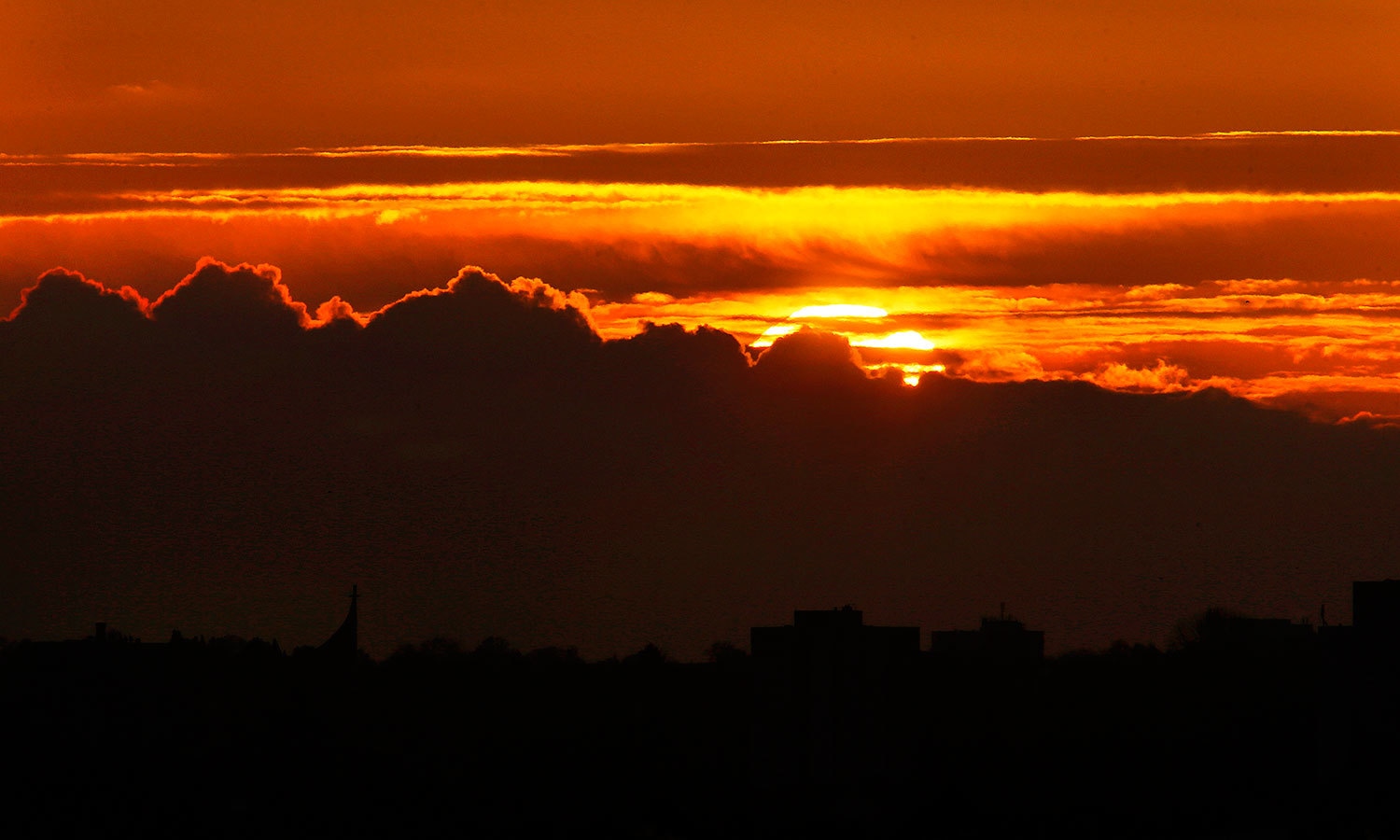 جرمن شہر فرینکفرٹ میں غروب آفتاب کا نظارہ &mdash; اے پی فوٹو