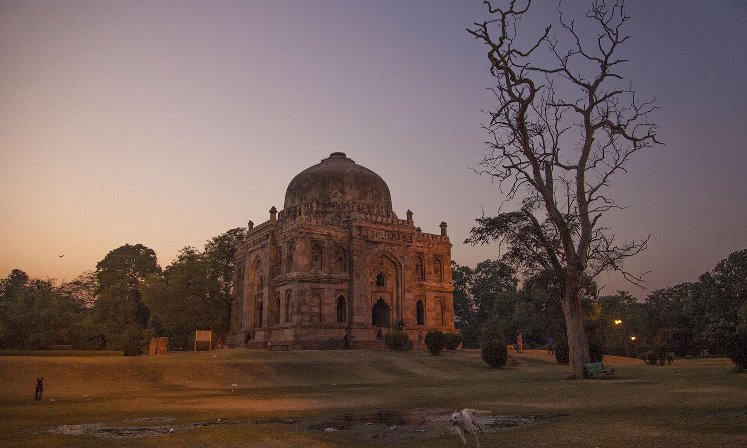 نئی دہلی میں گروب آفتاب کا منظر &mdash; اے ایف پی فوٹو