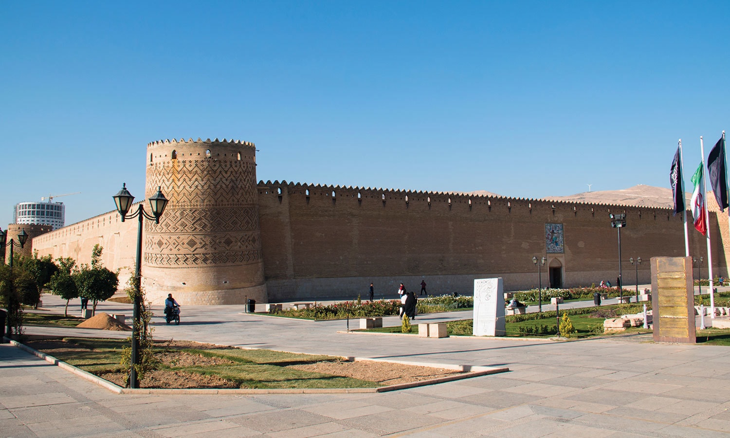 قلعے کی فصیلیں دور سے ہی اس کی خوبصورتی ظاہر کرتی ہیں—فوٹو: شٹر اسٹاک