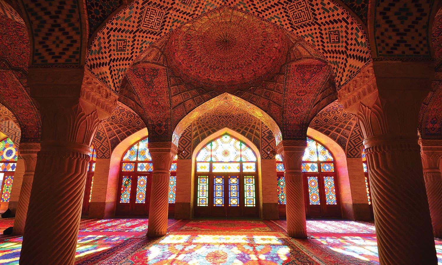 ناصر الملک مسجد کو گلابی مسجد بھی کہا جاتا ہے —فوٹو: شٹر اسٹاک