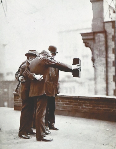 First Selfie. Photographers from the Byron Company on the roof of the Marceau Studio, New York, 1920 (Part of ‘GIRO (Tableaux)’ by Olaf Nicolai). / Photos by White Star