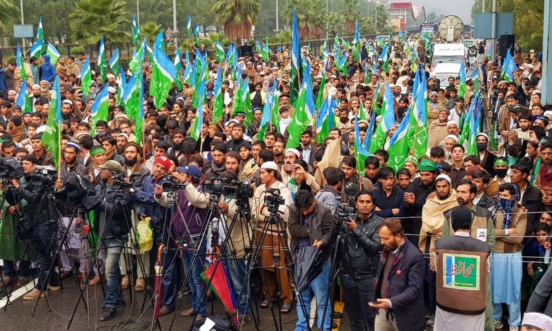 لانگ مارچ کے شرکاء گزشتہ روز پشاور سے چلے تھے&mdash;فوٹو: شکیل قرار