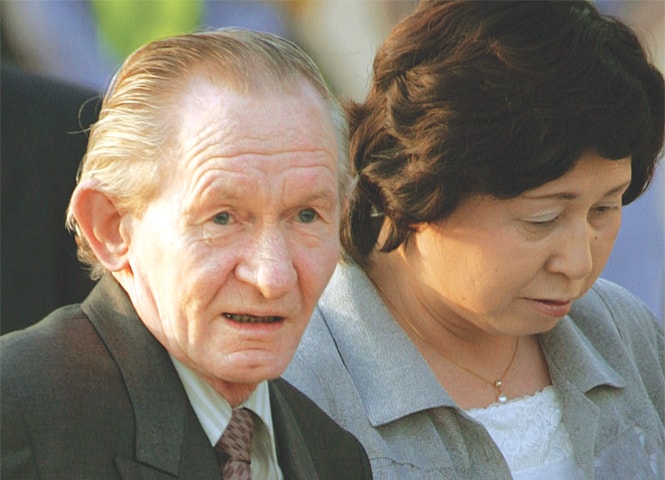 Charles Robert Jenkins and his Japanese wife Hitomi Soga arrive at Tokyo’s Haneda airport in this July 18, 2004, file photo after being reunited in Jakarta.—Reuters