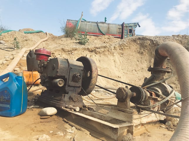 A portable mechanism of drawing water from water pits at work