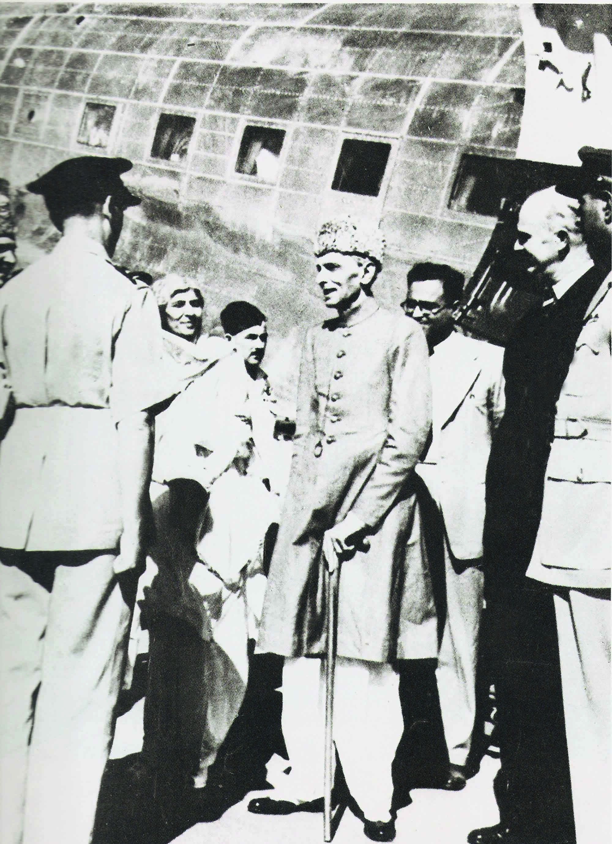 Quaid-i-Azam Mohammad Ali Jinnah and Miss Fatima Jinnah (extreme left) arrive in Peshawar in 1948. | Photo: PID