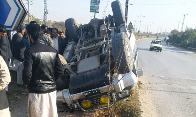 جنرل (ر) خالد شیم وائیں کی گاڑی کو پیش آنے والے حادثے کے بعد کے مناظر &mdash; فوٹو، ڈان نیوز