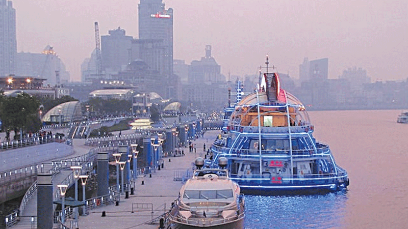 A cruise boat on the Huangpu River.