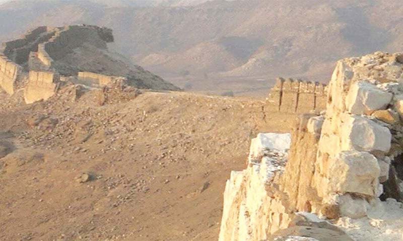 قلعے کی دو بڑی دیواریں گزشتہ ایک سال سے منہدم ہو رہی ہیں&mdash;فوٹو: لکھاری