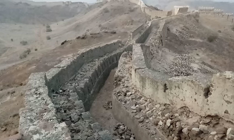 قلعے کی گرتی دیواروں کو بچانے کیلئے حکومت سندھ کے پاس فنڈز نہیں&mdash;فوٹو: لکھاری