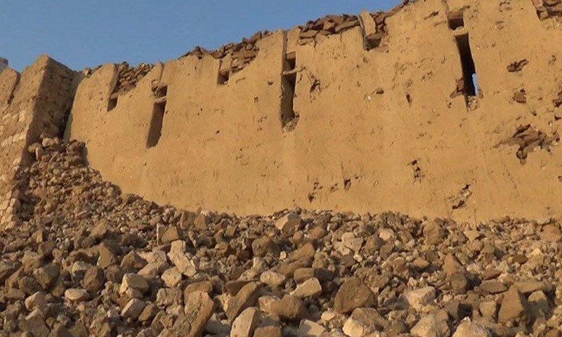 رنی کوٹ قلعے کی دیواریں گزشتہ سال سے منہدم ہونا شروع ہوئیں&mdash;فوٹو: لکھاری