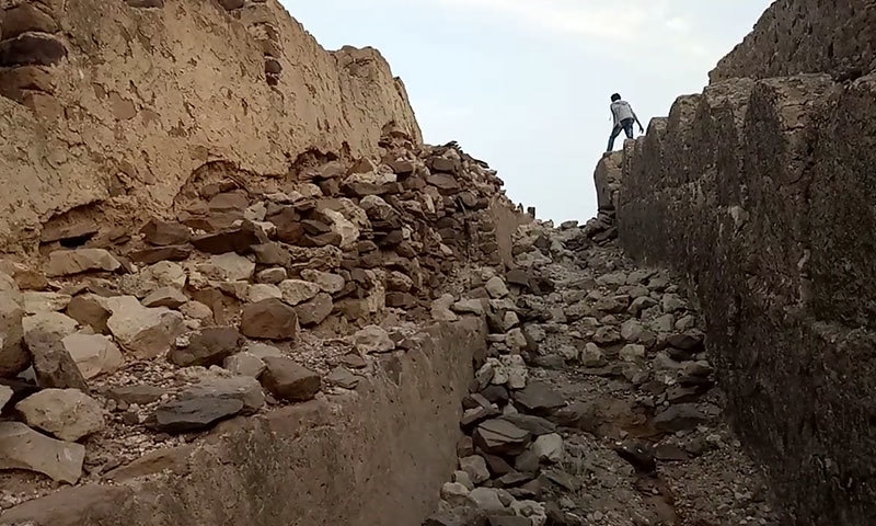 دیواریں منہدم ہونے سے قلعے کے دورازے بھی بند ہوگئے&mdash;فوٹو: لکھاری