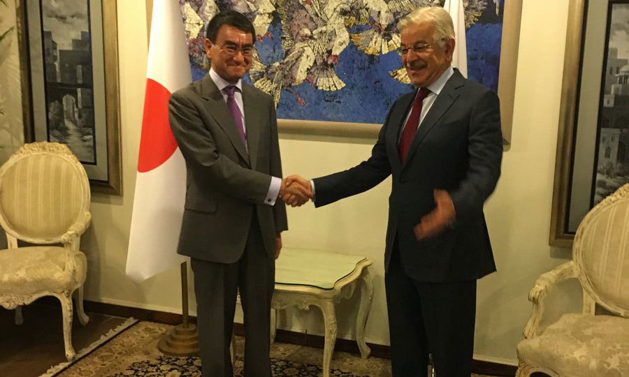 Japanese Foreign Minister Taro Kono meets  Khawaja Asif — Photo courtesy: FO spokesperson's twitter