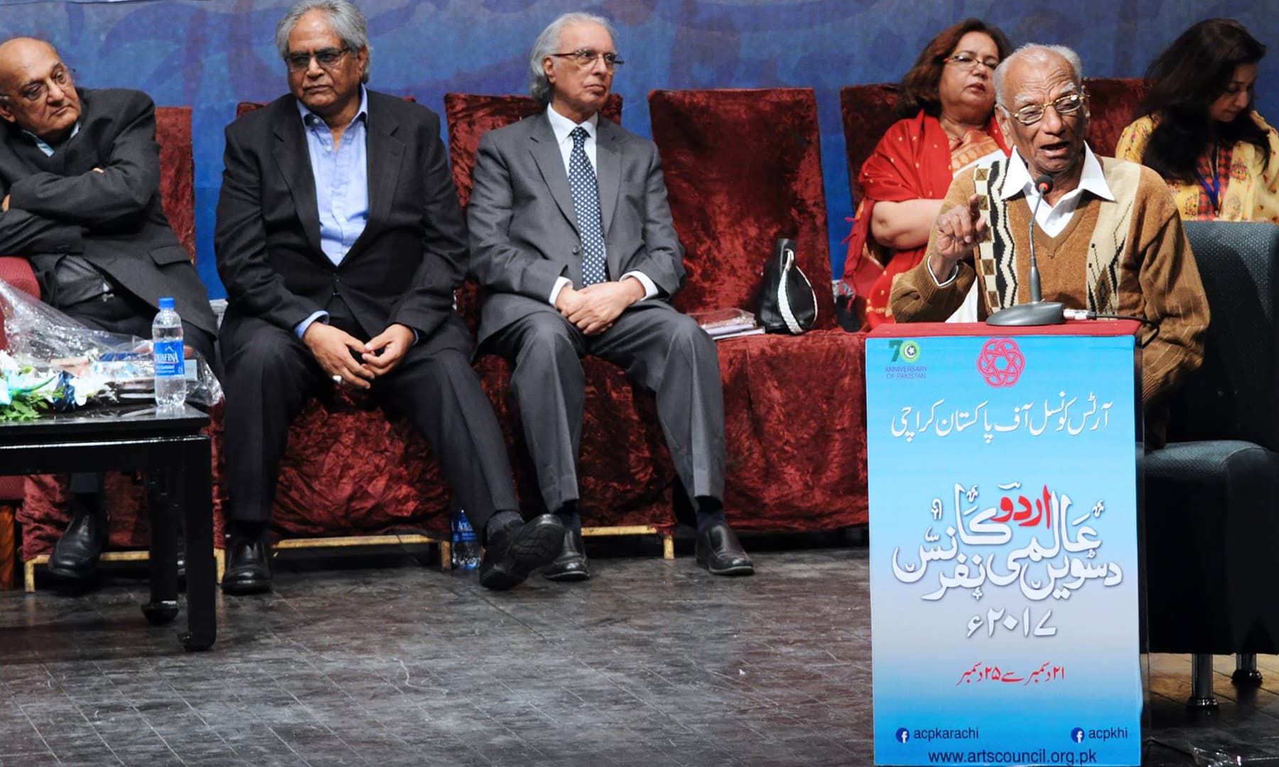 رسا چغتائی دسویں عالمی اردو کانفرنس کے موقعے پر حاضرین سے مخاطب ہیں&mdash;تصویر یاسر سعید صدیقی