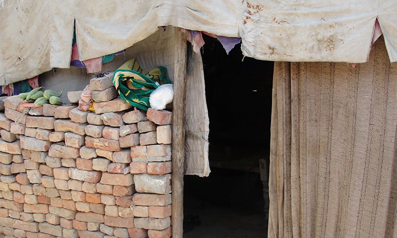 خیبرپختونخوا میں 2010ء میں آنے والے سیلاب میں کئی گھر منہدم ہو گئے—تصویر شبینہ فراز